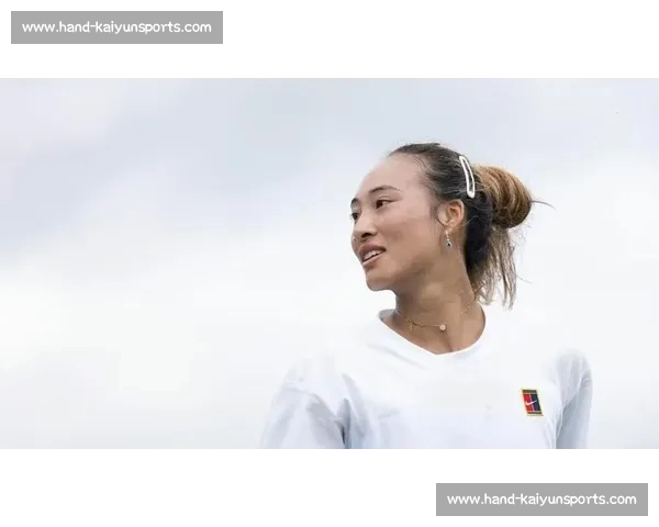 郑钦文赠阿尔卡拉斯 Labubu:温网训练场暖心互动,潮玩跨界点燃网坛友谊